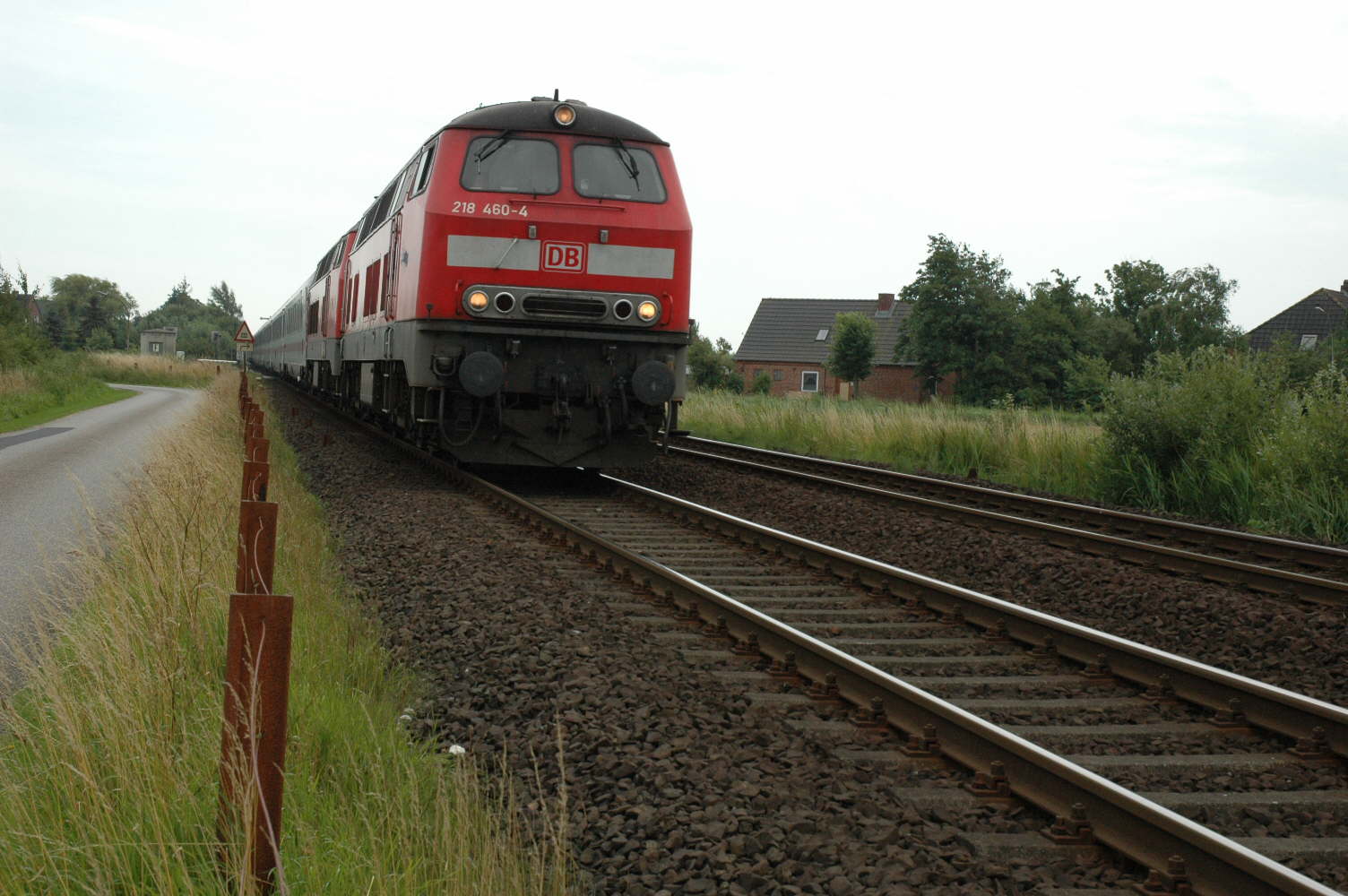 218 460-4 med autotog mod Westerland Sylt vedKlanxb�ll d